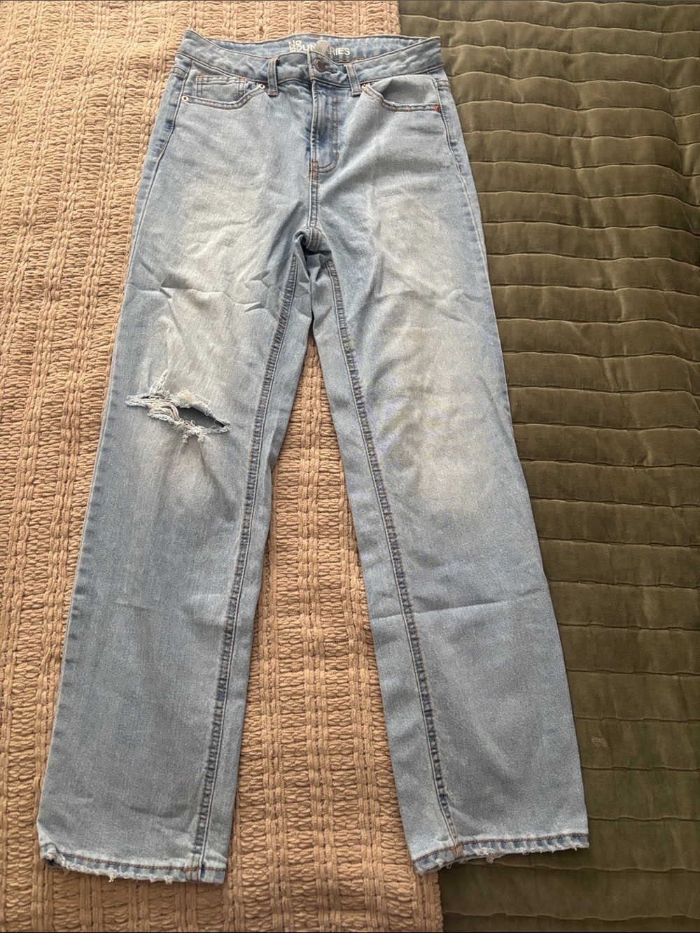 No Boundaries Light Blue Straight-Leg Jeans with Knee Distress